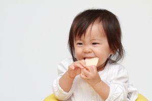 固いものを食べる
