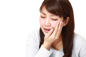 虫歯の痛みに苦しむ女性
